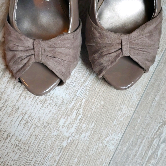 Carlos Santana Taupe Peep-Toe Heels - Picture 4 of 5